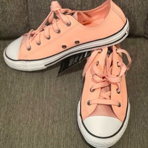NWT. Low top converse sneakers